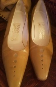 Ladies shoes Giid lookung pair of sling back pumps